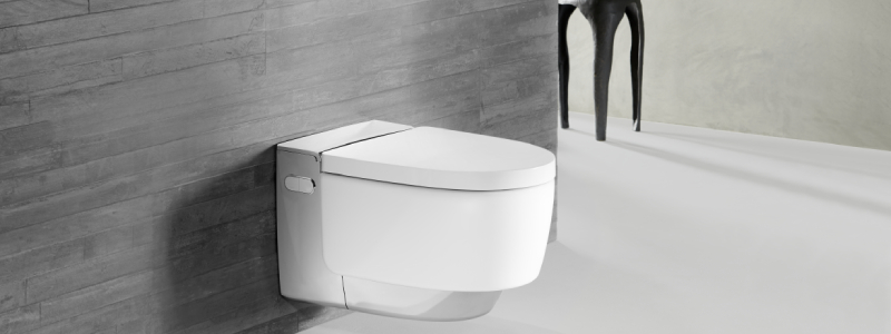 Luxusní závěsné WC Geberit AquaClean Mera Classic v alpské bílé barvě s integrovanou sprchovací technologií.